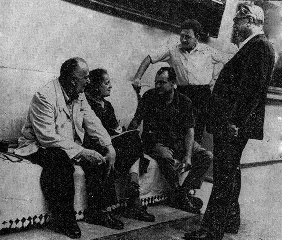 А. А. Александров (стоит справа) в галерее Айвазовского. 1967 г